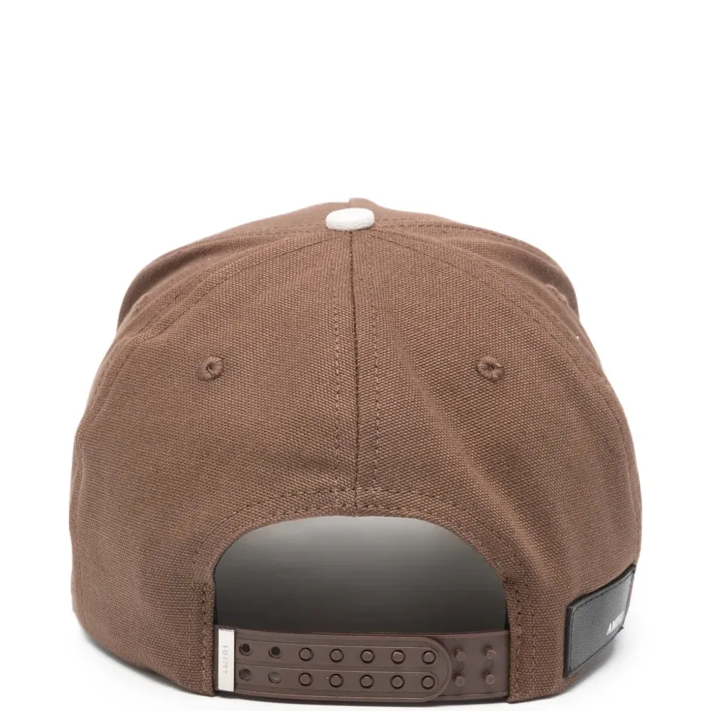 Бейсболка с вышитым логотипом Бейсболка с вышитым логотипом