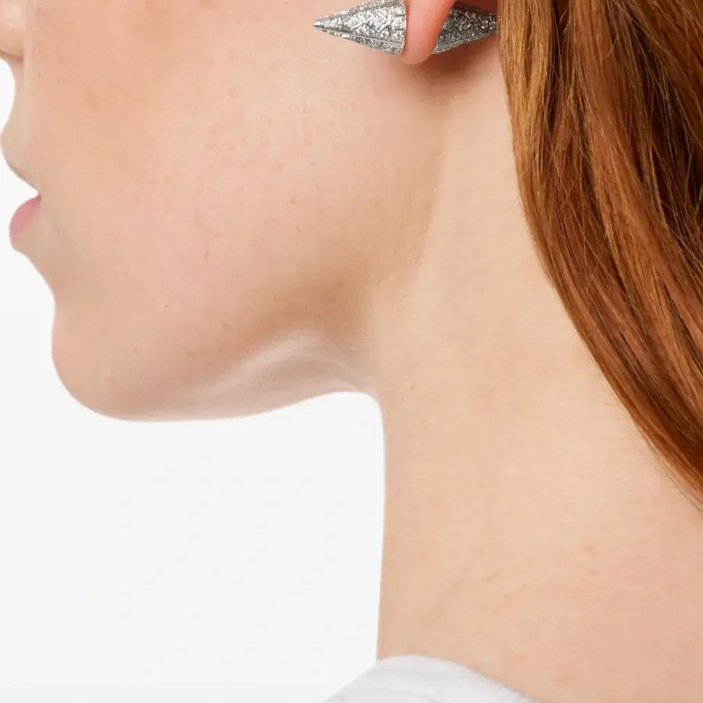 Серьги с коническими шипами