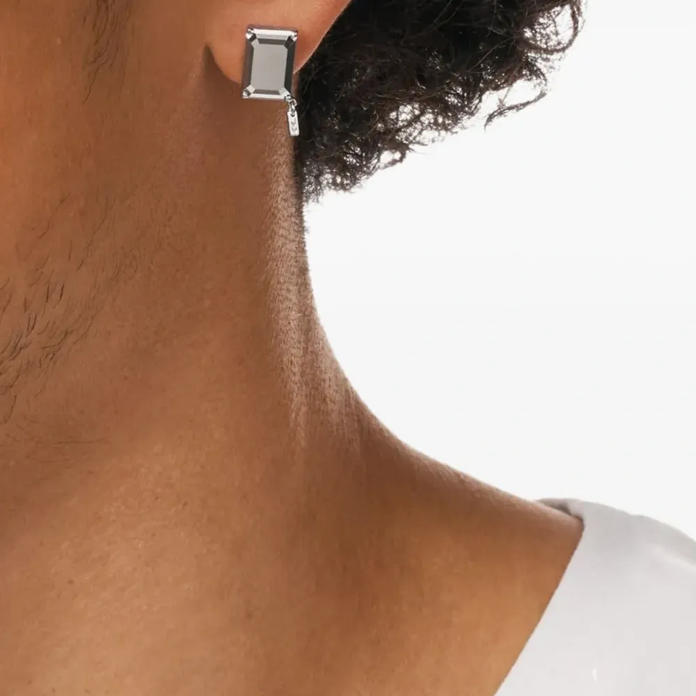 Серьга-гвоздик