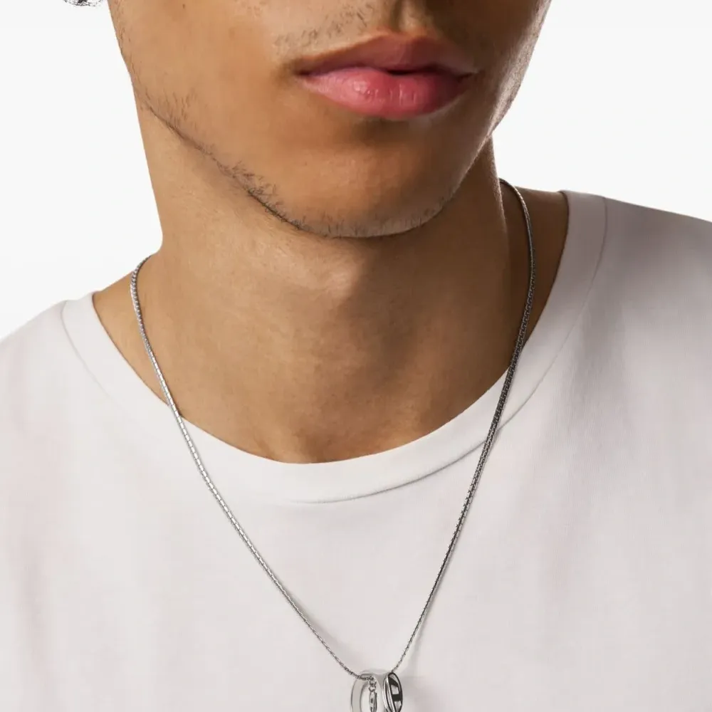 Колье с подвеской в виде овального логотипа