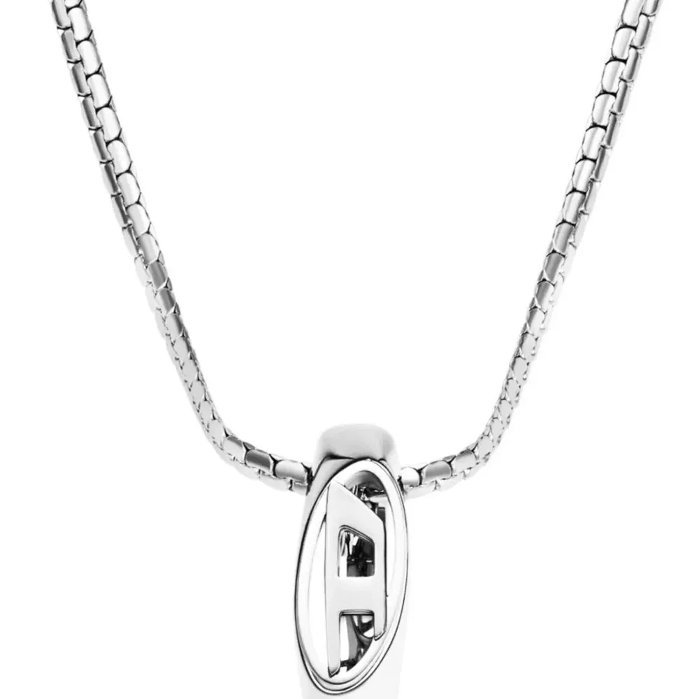 Колье с подвеской в виде овального логотипа