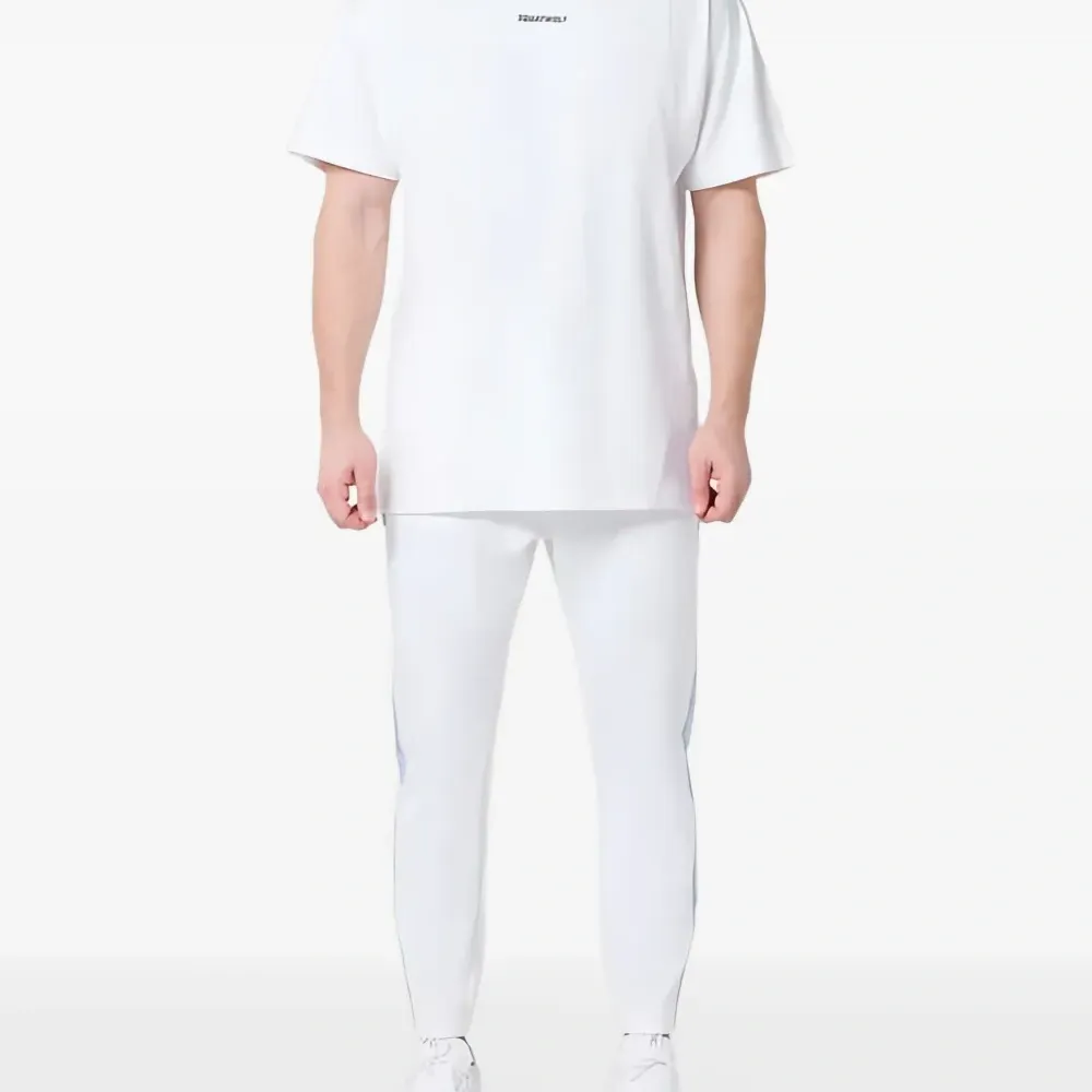 Футболка с логотипом