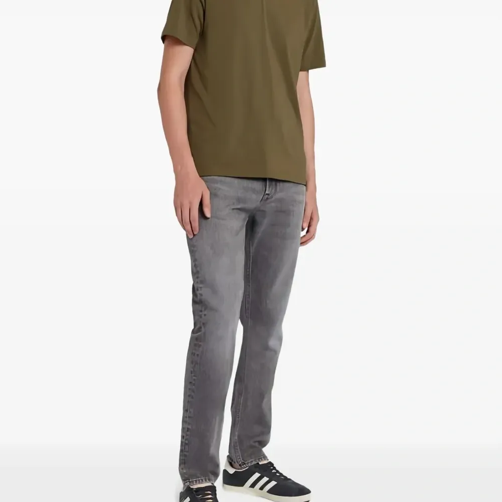 Футболка с круглым вырезом