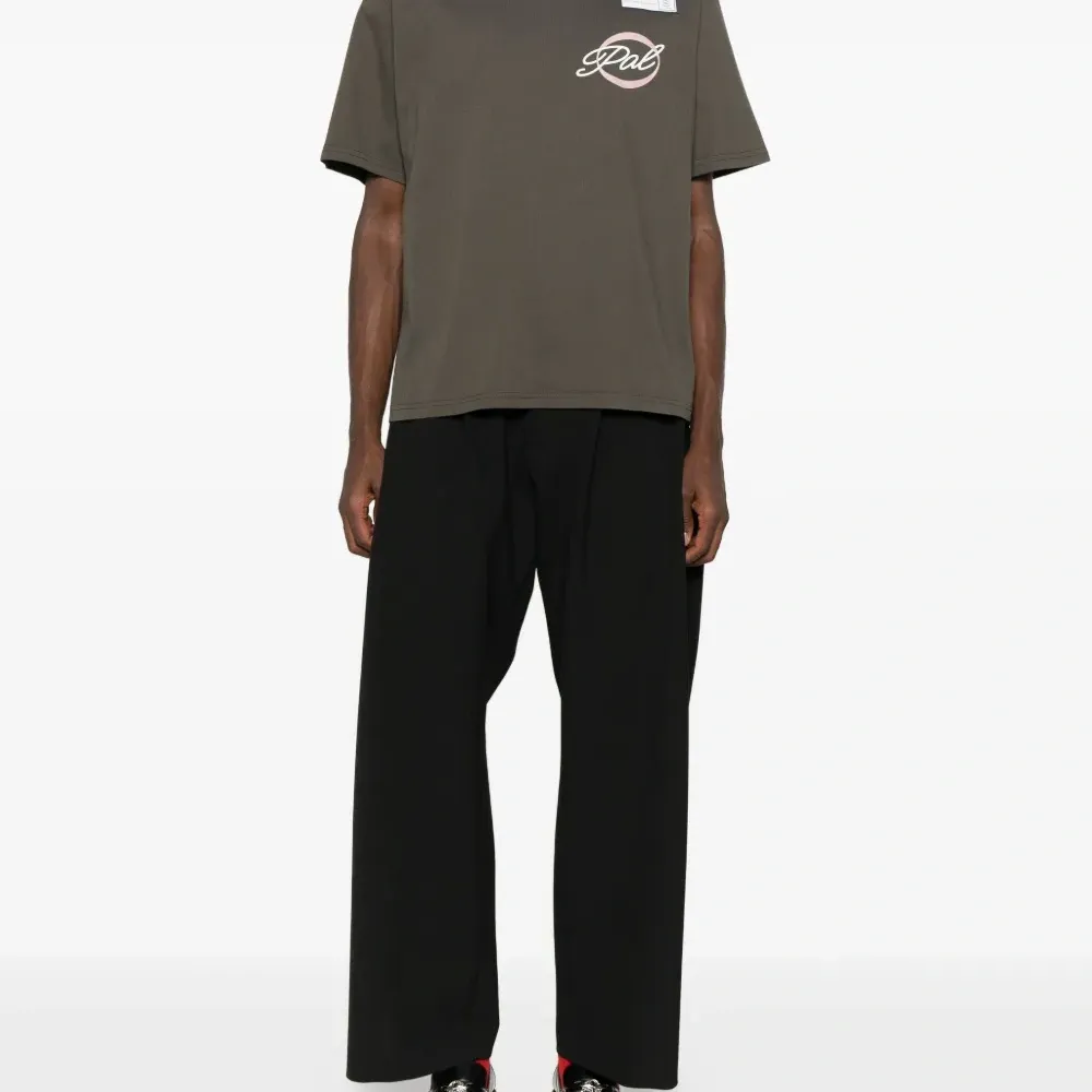 Футболка с принтом логотипа