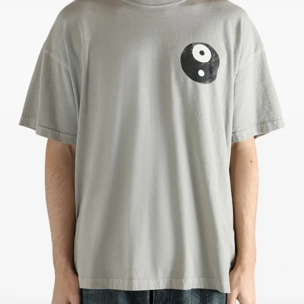 Футболка с графичным принтом Футболка с графичным принтом