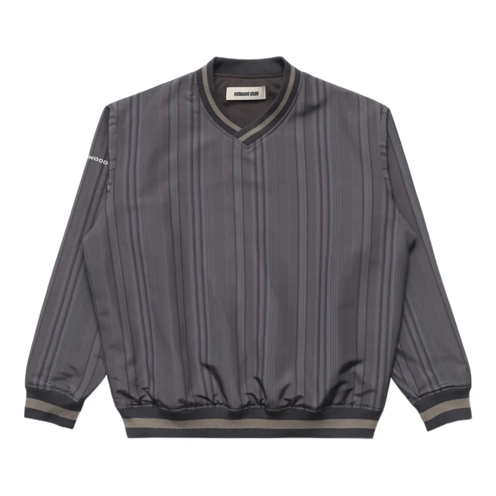 Свитшот с логотипом и V-образным вырезом