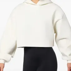 Укороченное худи с объемными рукавами