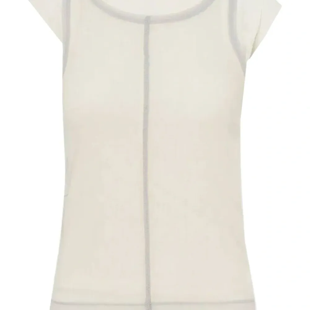 Футболка с отделкой швами Футболка с отделкой швами