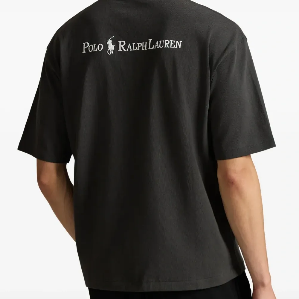 Футболка с логотипом