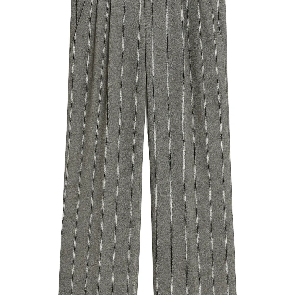 Брюки в тонкую полоску со складками