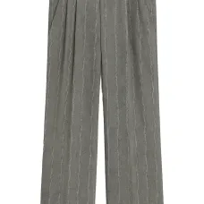 Брюки в тонкую полоску со складками