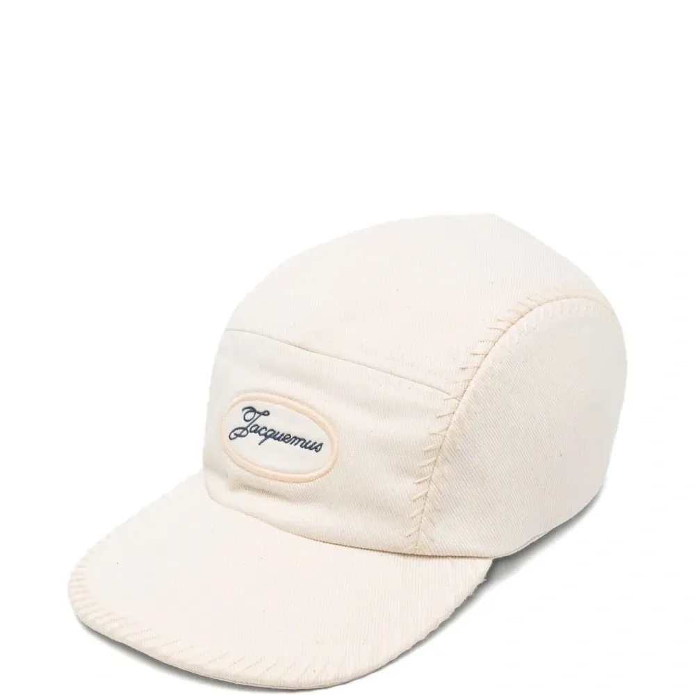 Кепка с вышитым логотипом