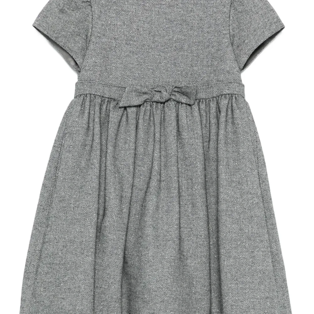 Платье с узором в елочку и бантом