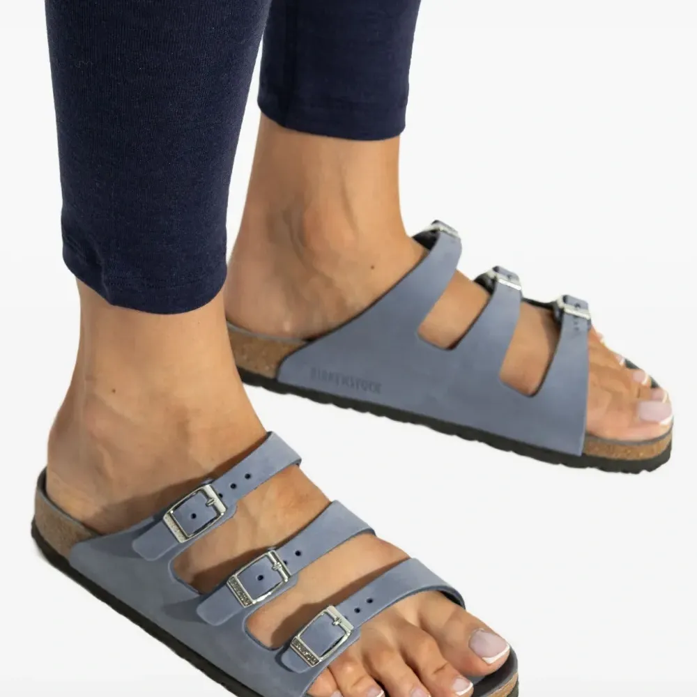 Шлепанцы с ремешками Шлепанцы с ремешками