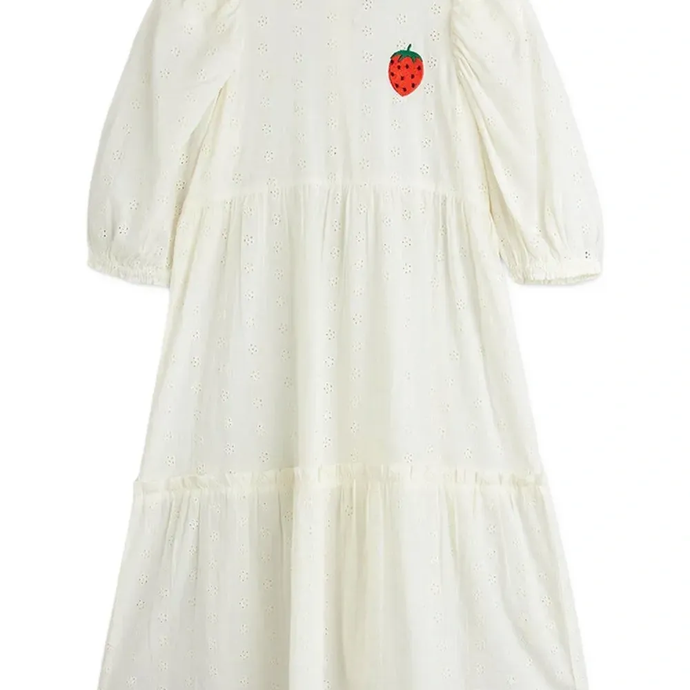 Вышитое платье с ярусами