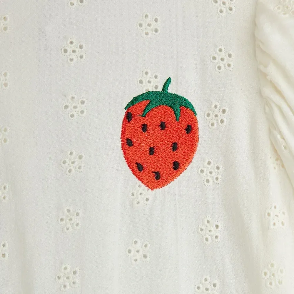 Вышитое платье с ярусами