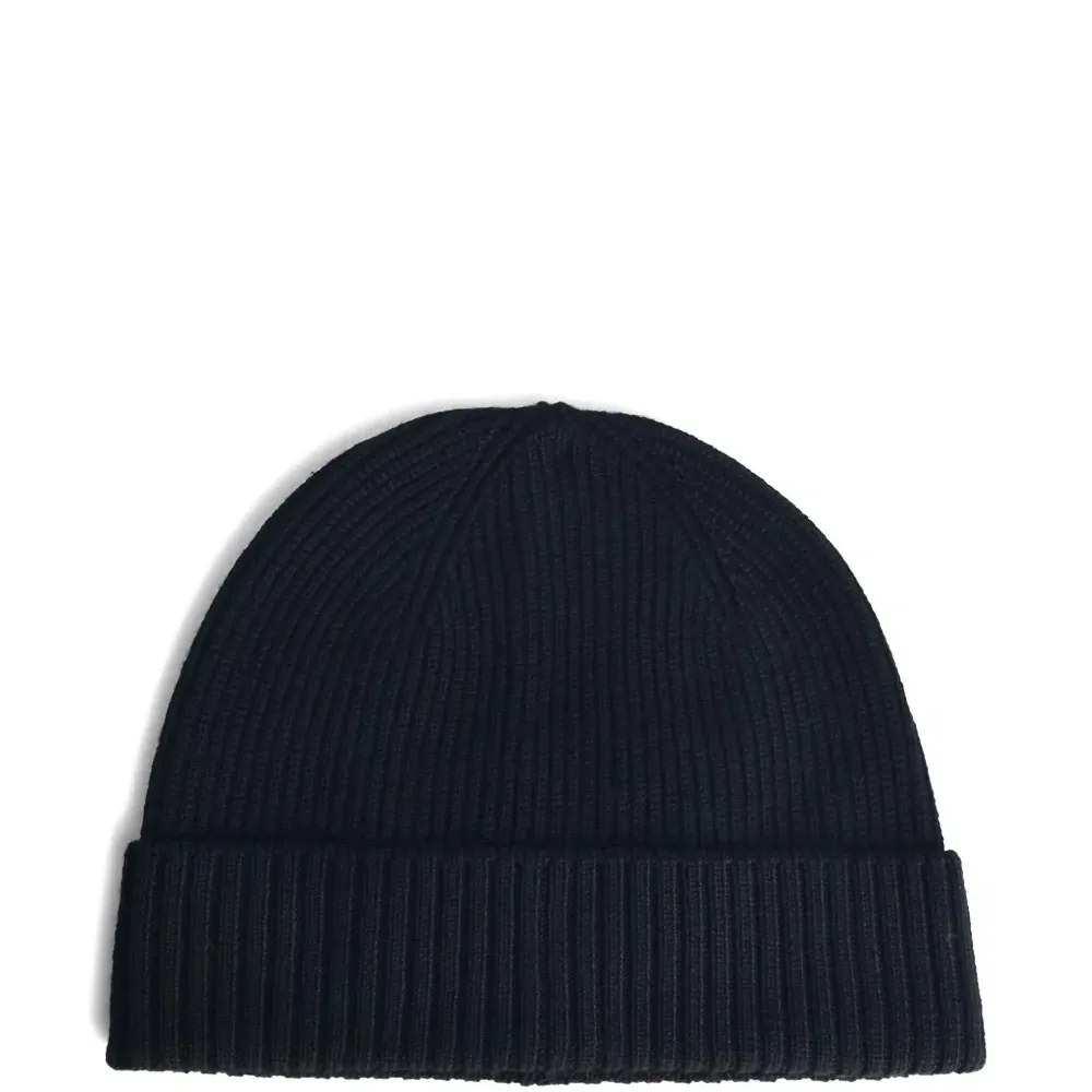 Вязаная шапка в рубчик