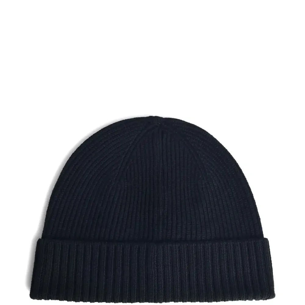 Вязаная шапка в рубчик