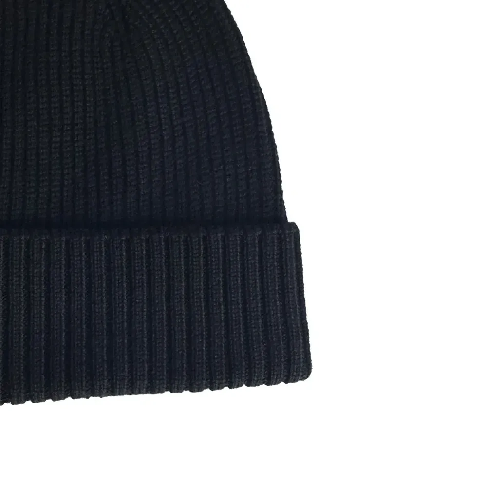 Вязаная шапка в рубчик