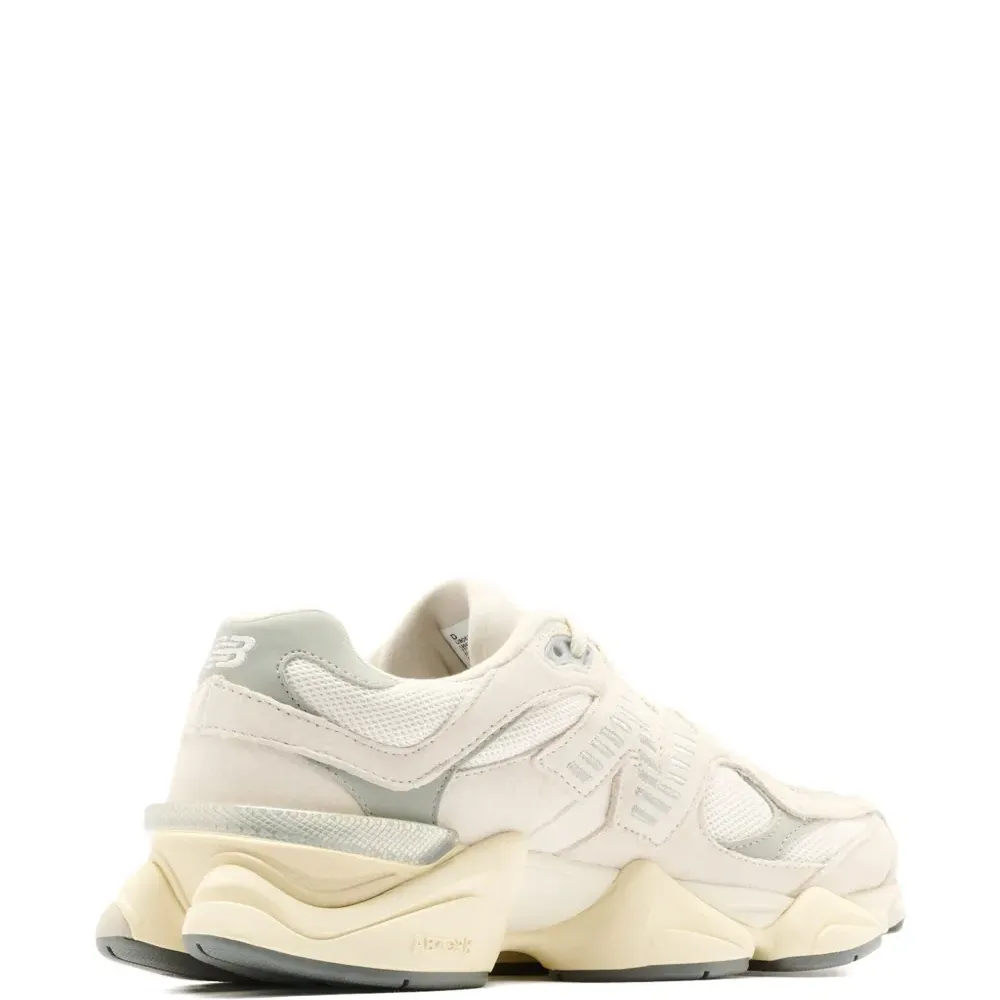 Кроссовки с нашивкой-логотипом