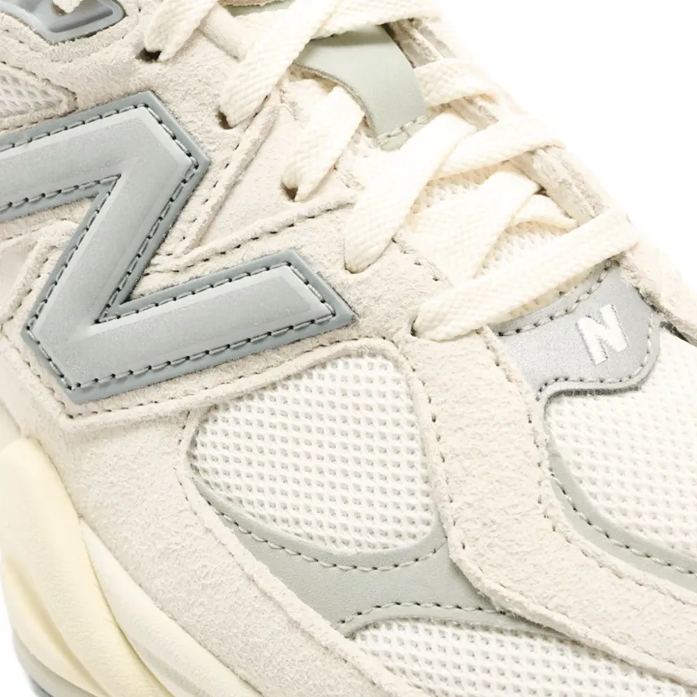 Кроссовки с нашивкой-логотипом