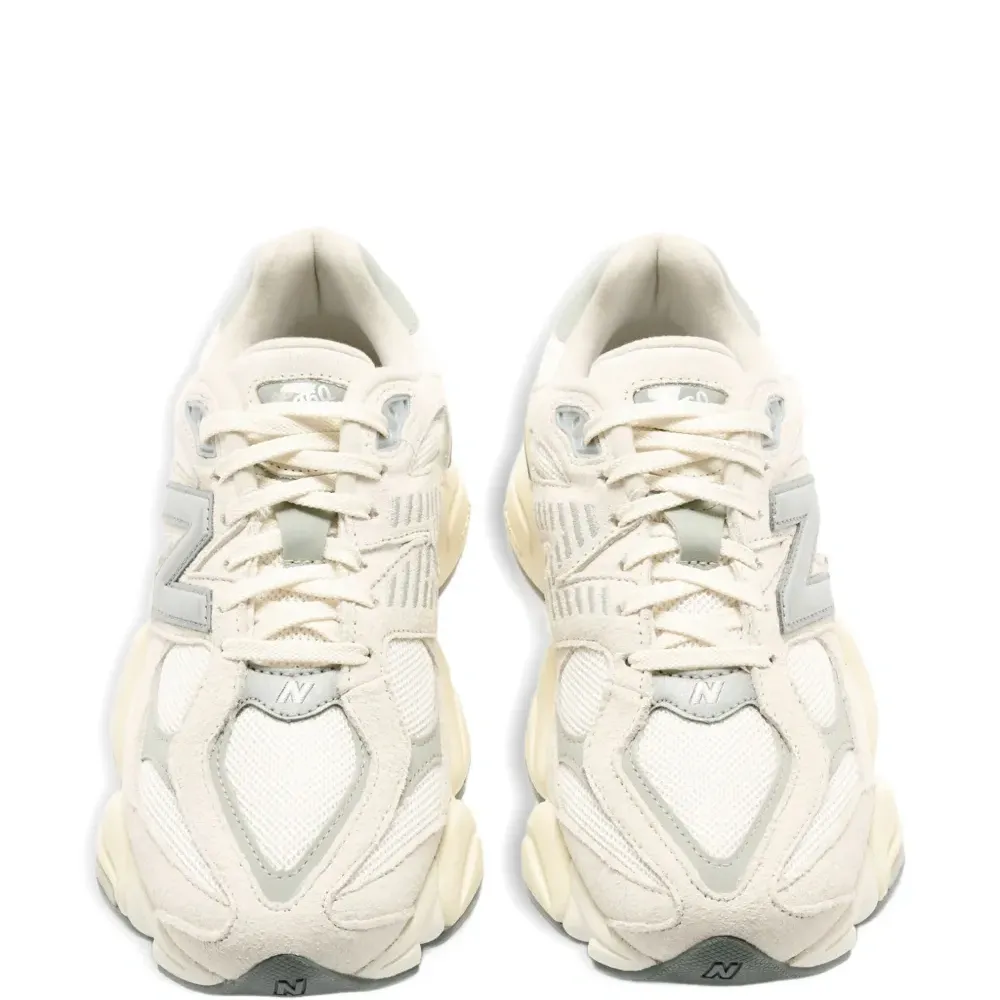 Кроссовки с нашивкой-логотипом