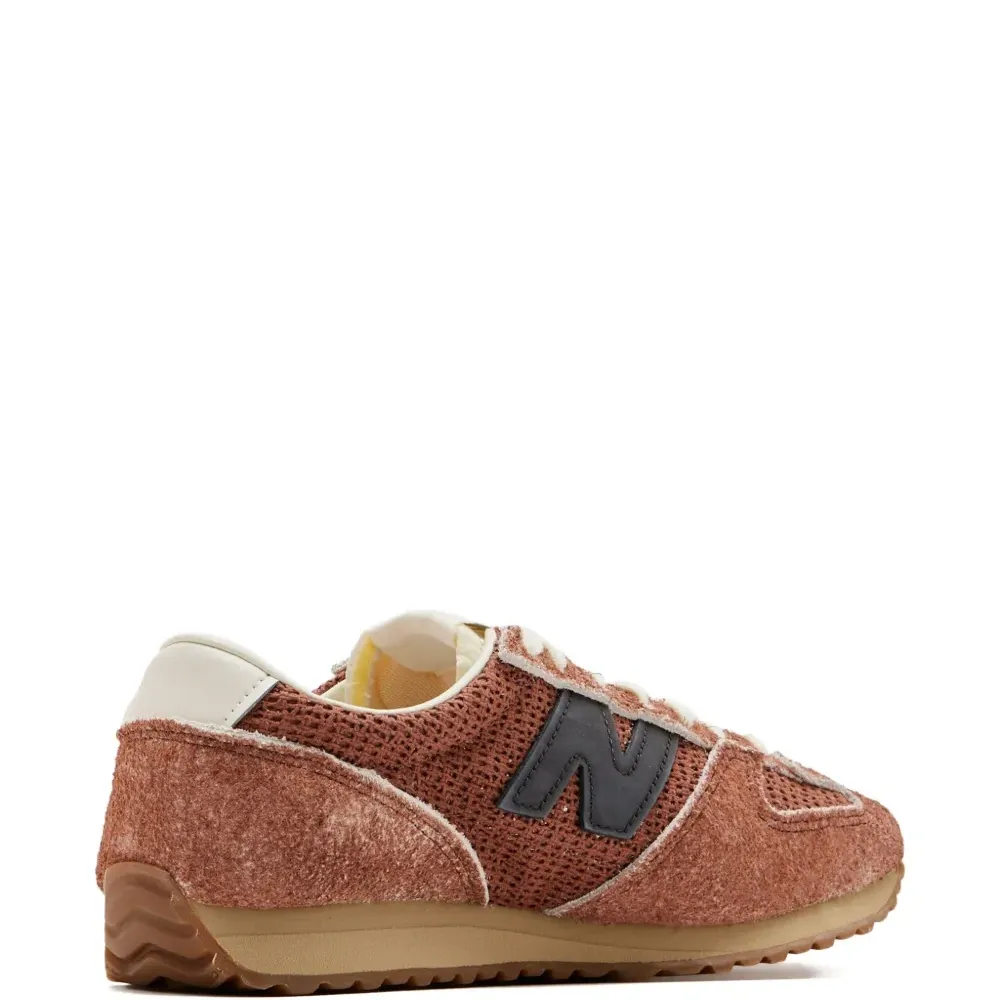 Кроссовки со вставками