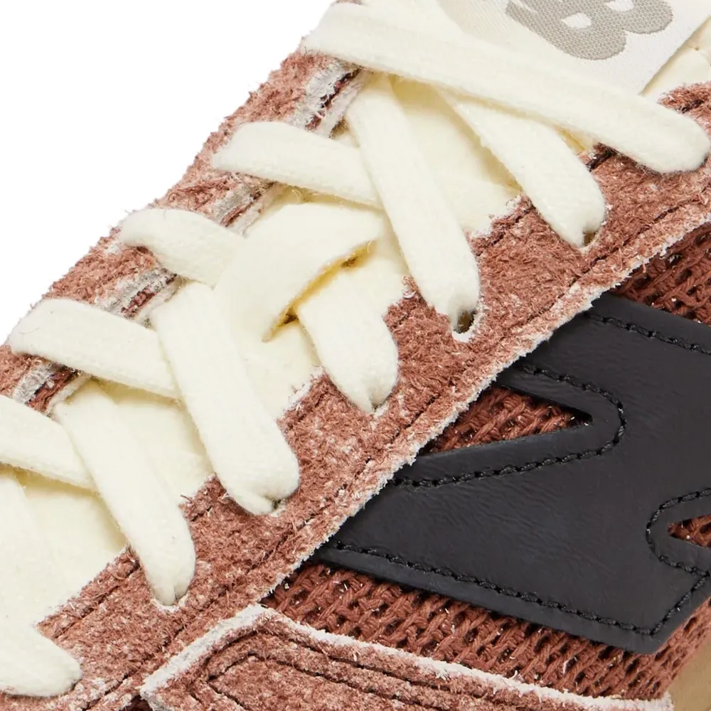 Кроссовки со вставками