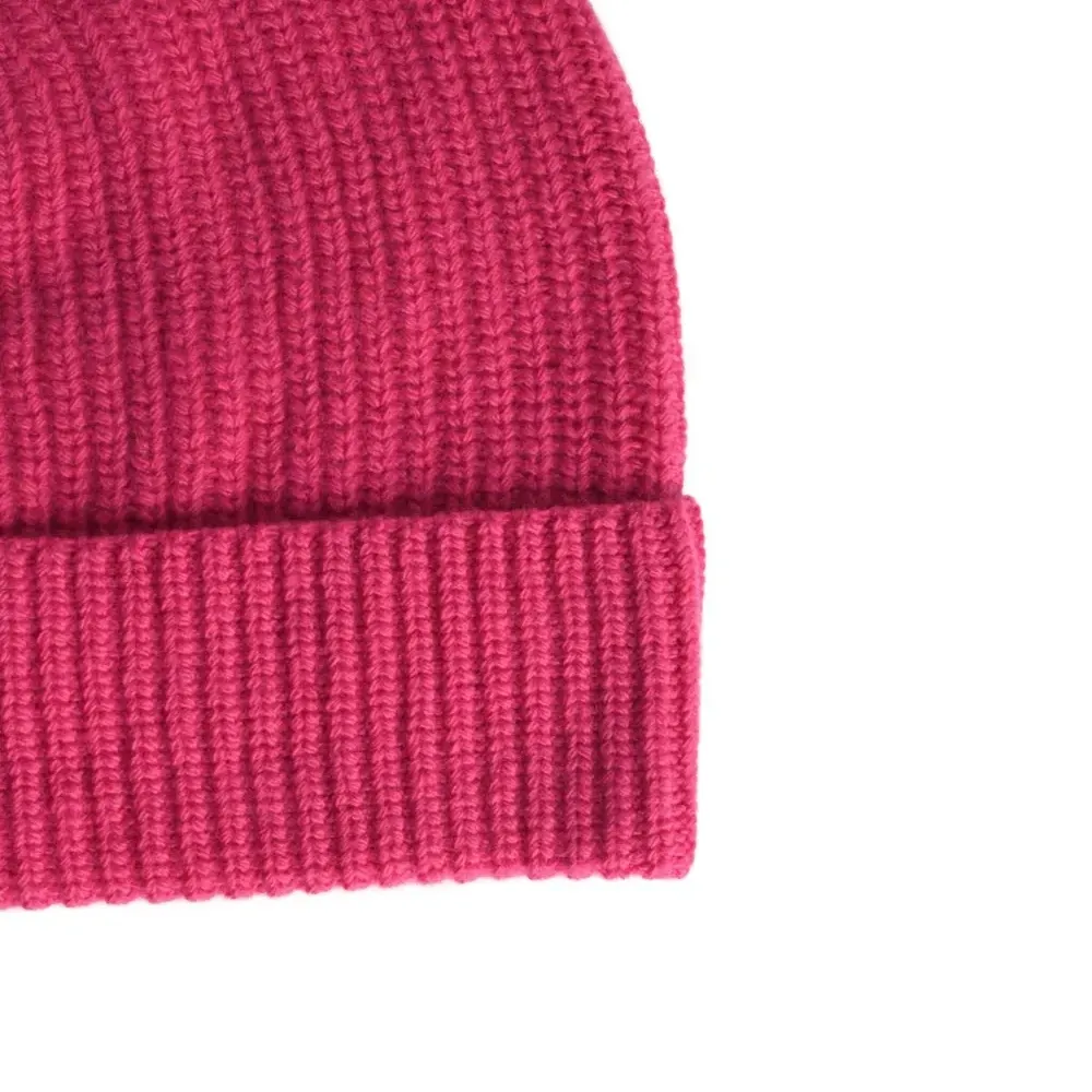 Вязаная шапка в рубчик