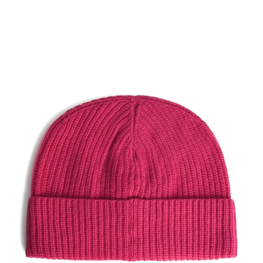 Вязаная шапка в рубчик