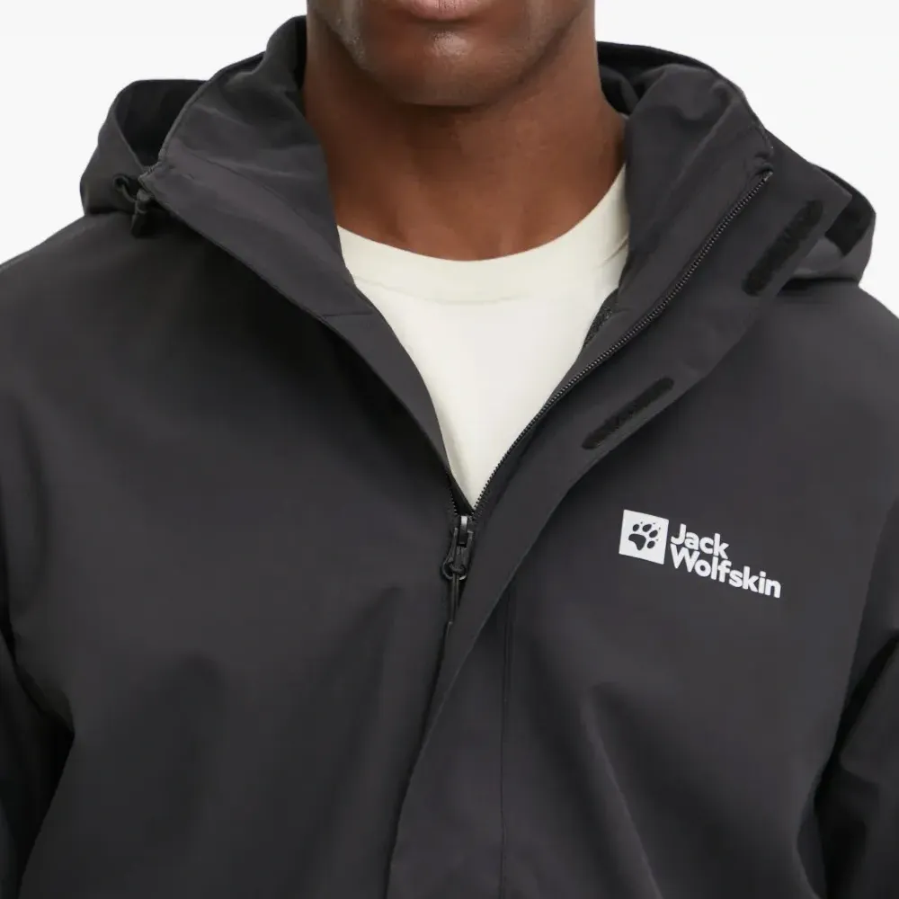 Спортивная куртка с капюшоном и логотипом