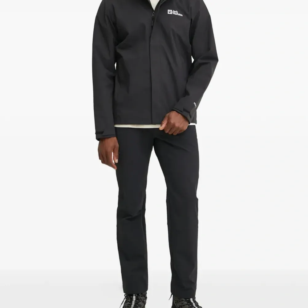 Спортивная куртка с капюшоном и логотипом