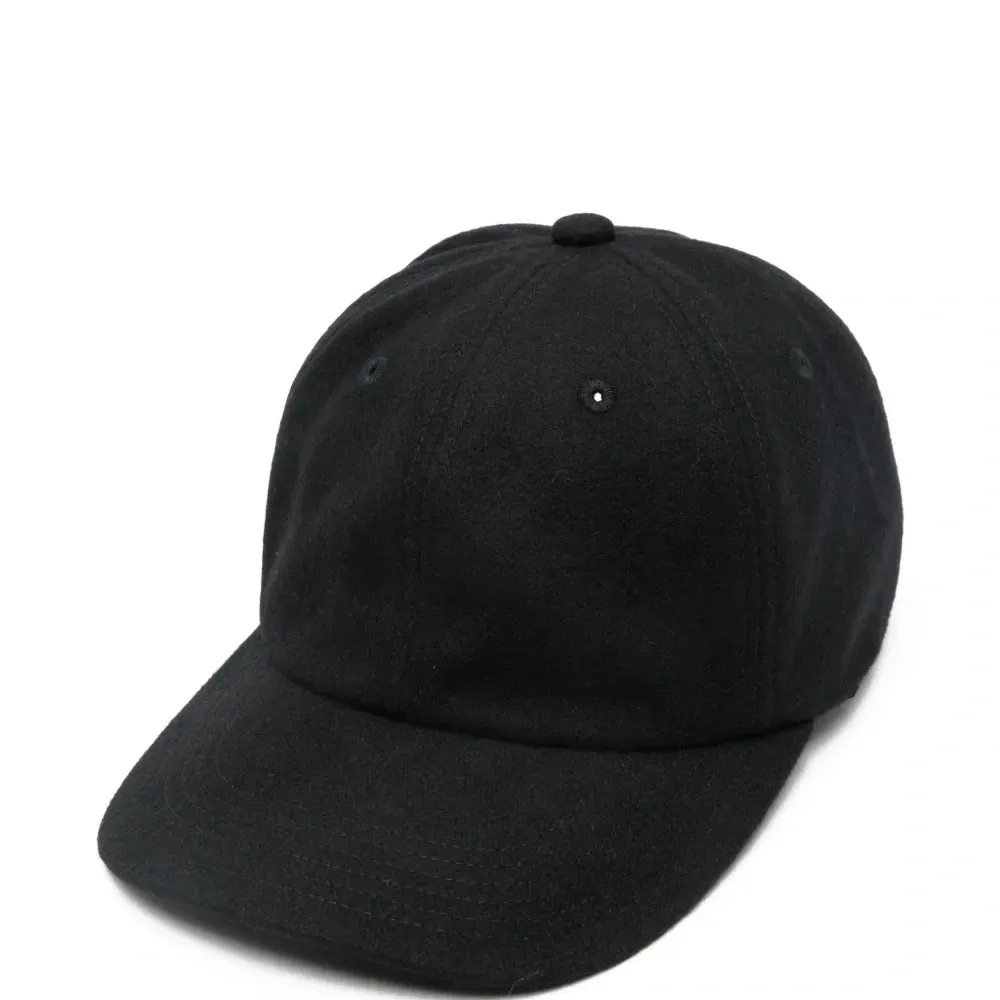 Бейсболка с тиснёным логотипом