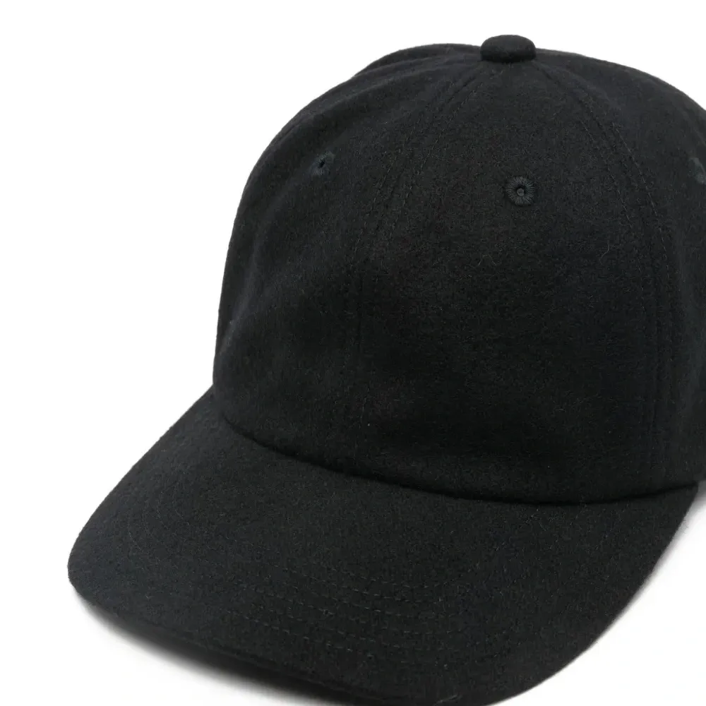 Бейсболка с тиснёным логотипом