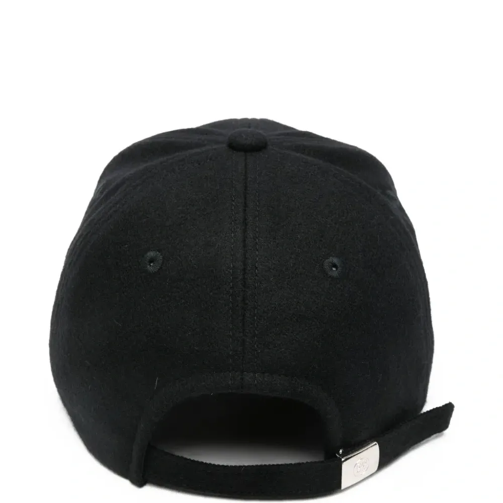 Бейсболка с тиснёным логотипом