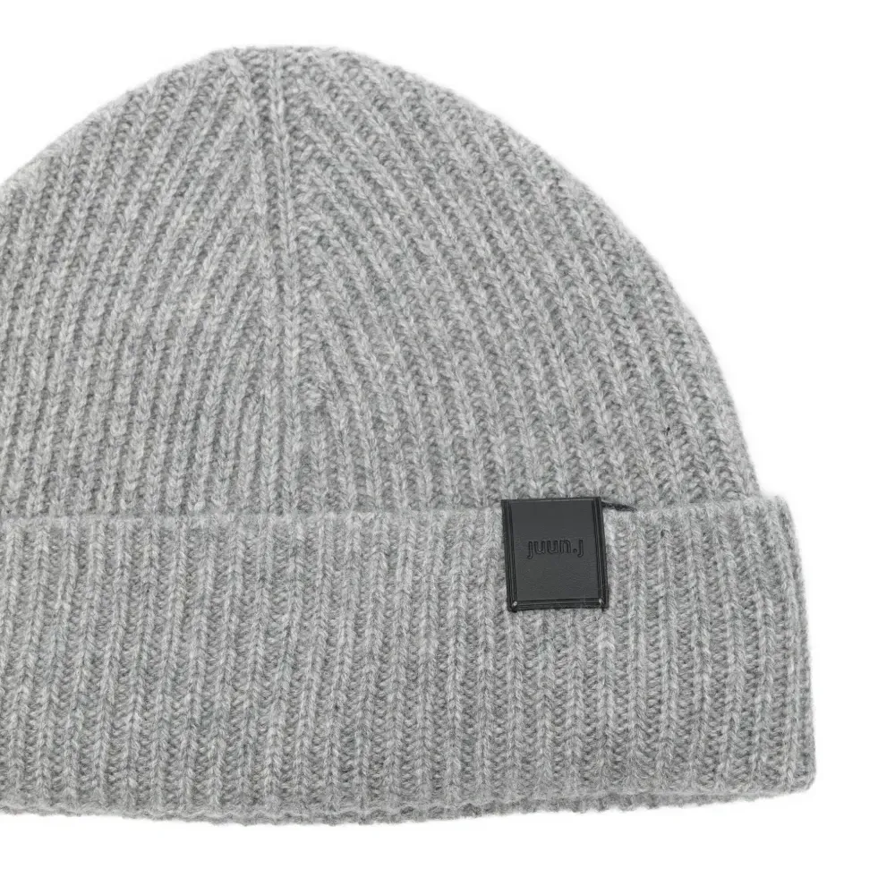 Вязаная шапка с логотипом