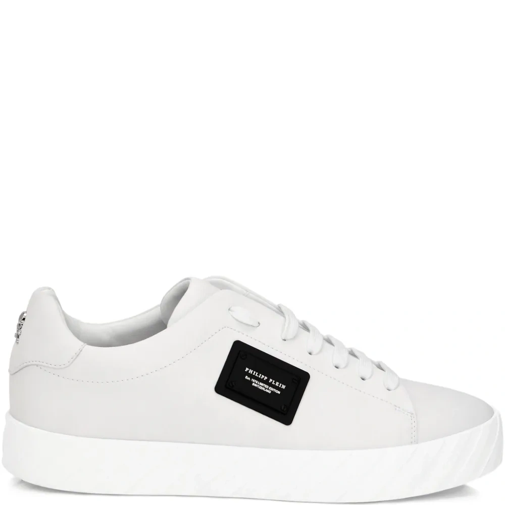 Кроссовки с логотипом