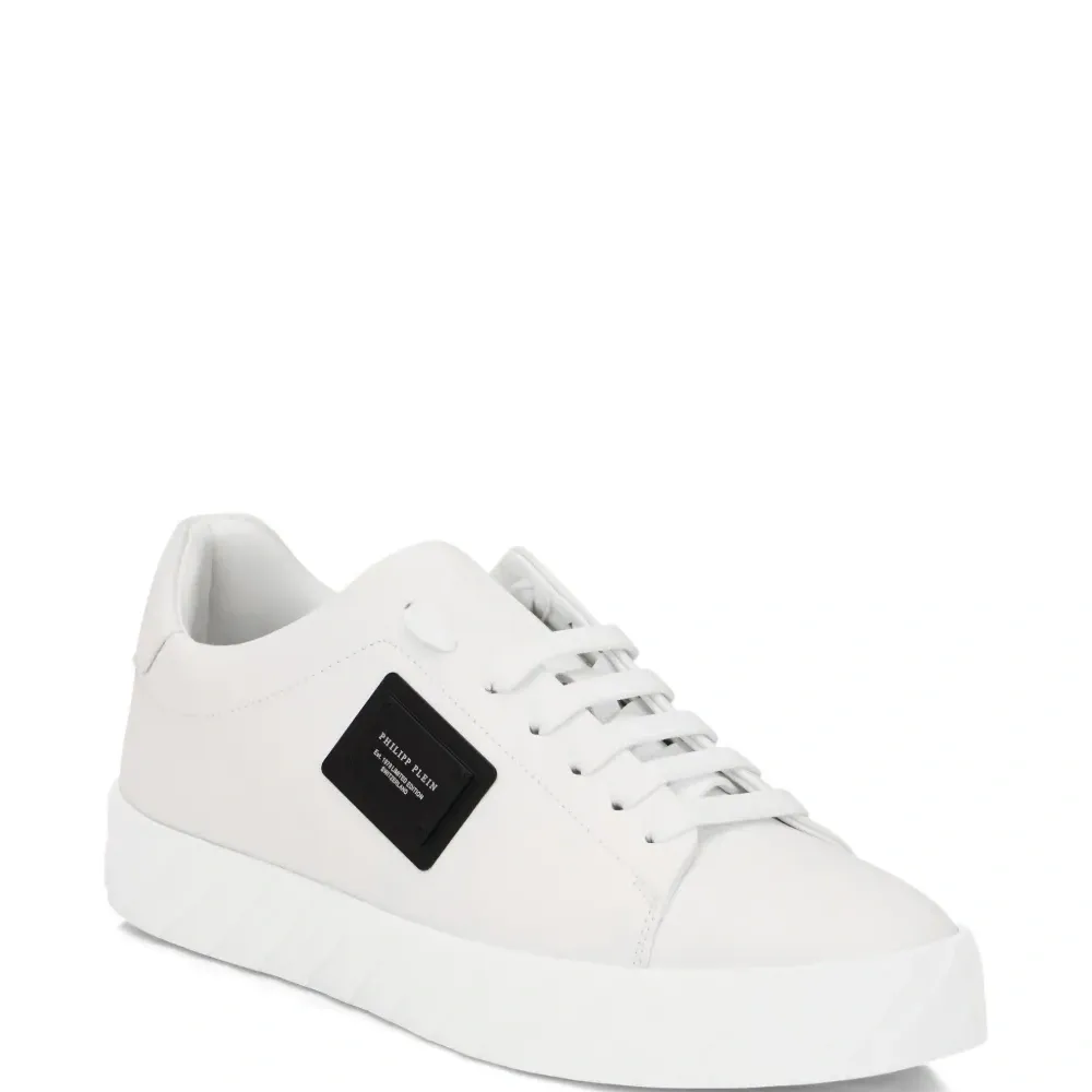 Кроссовки с логотипом