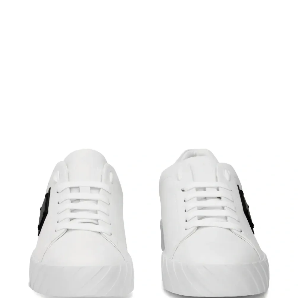 Кроссовки с логотипом