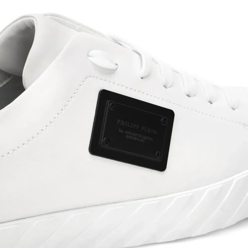 Кроссовки с логотипом