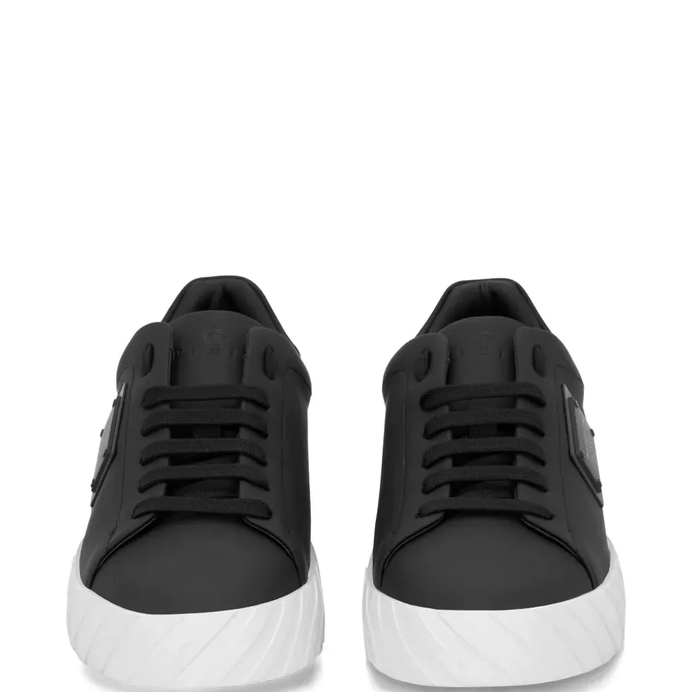 Кроссовки с логотипом