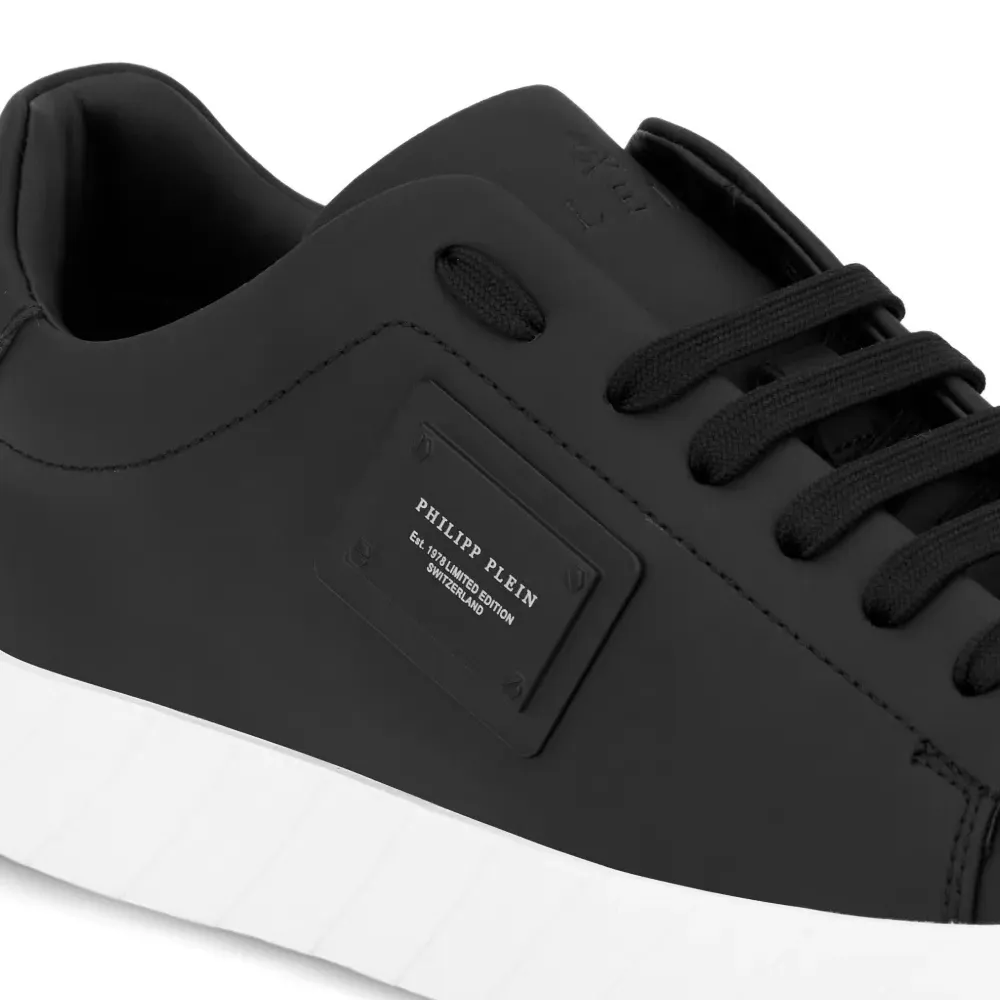 Кроссовки с логотипом