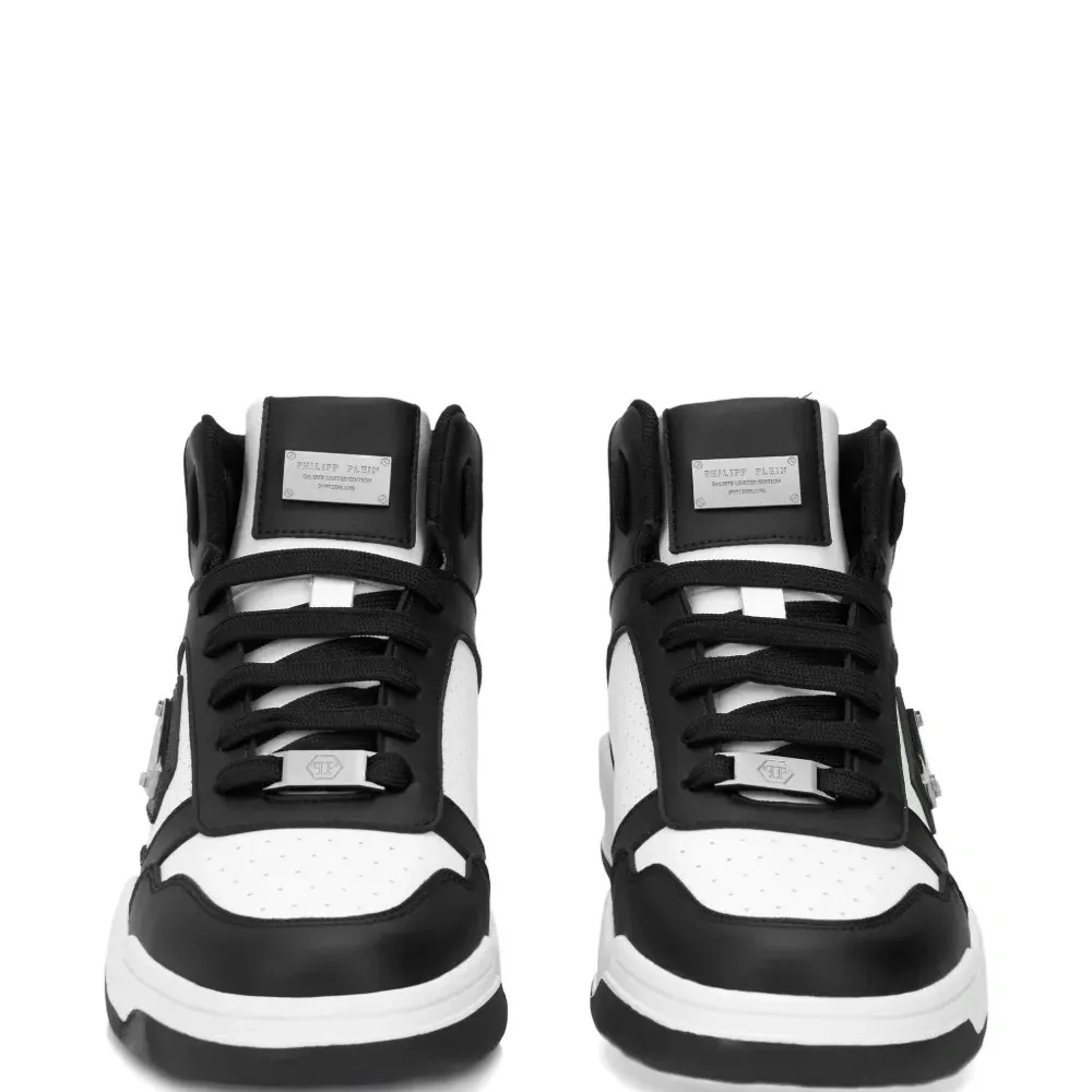 Кроссовки с перфорированным логотипом