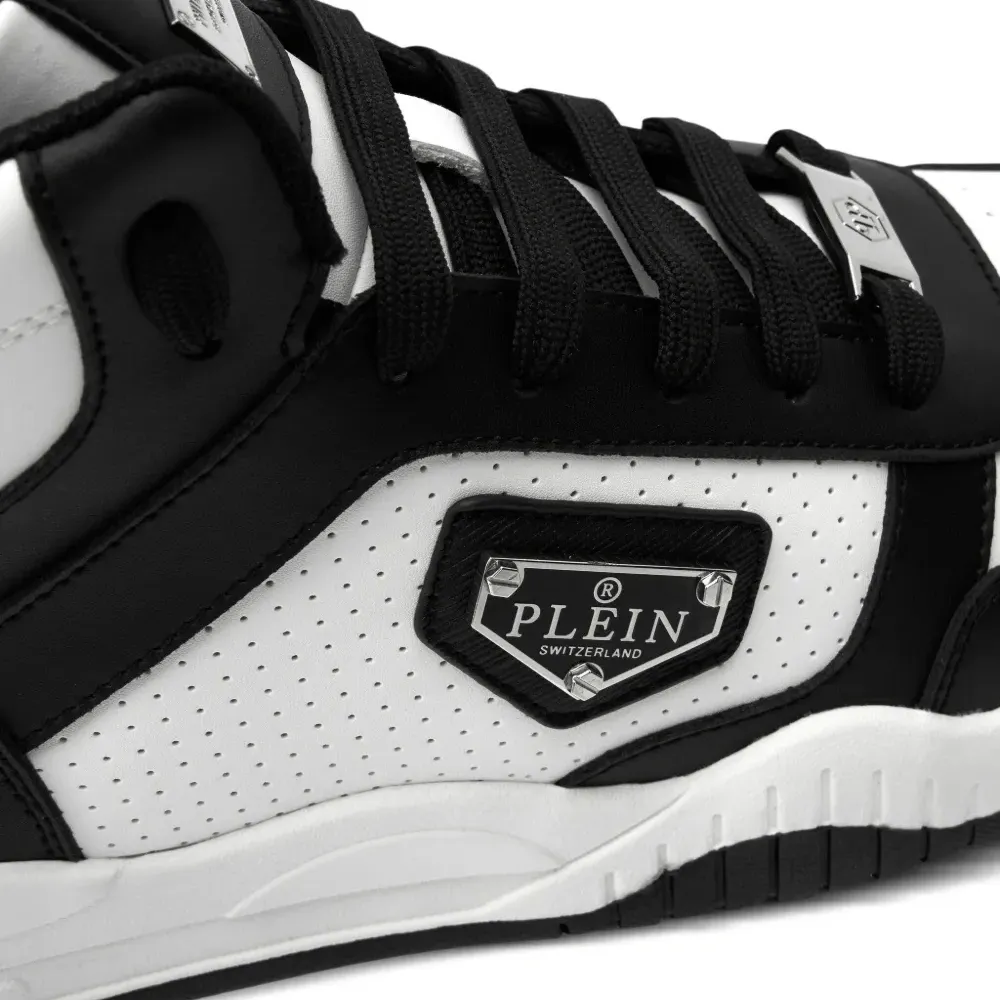 Кроссовки с перфорированным логотипом