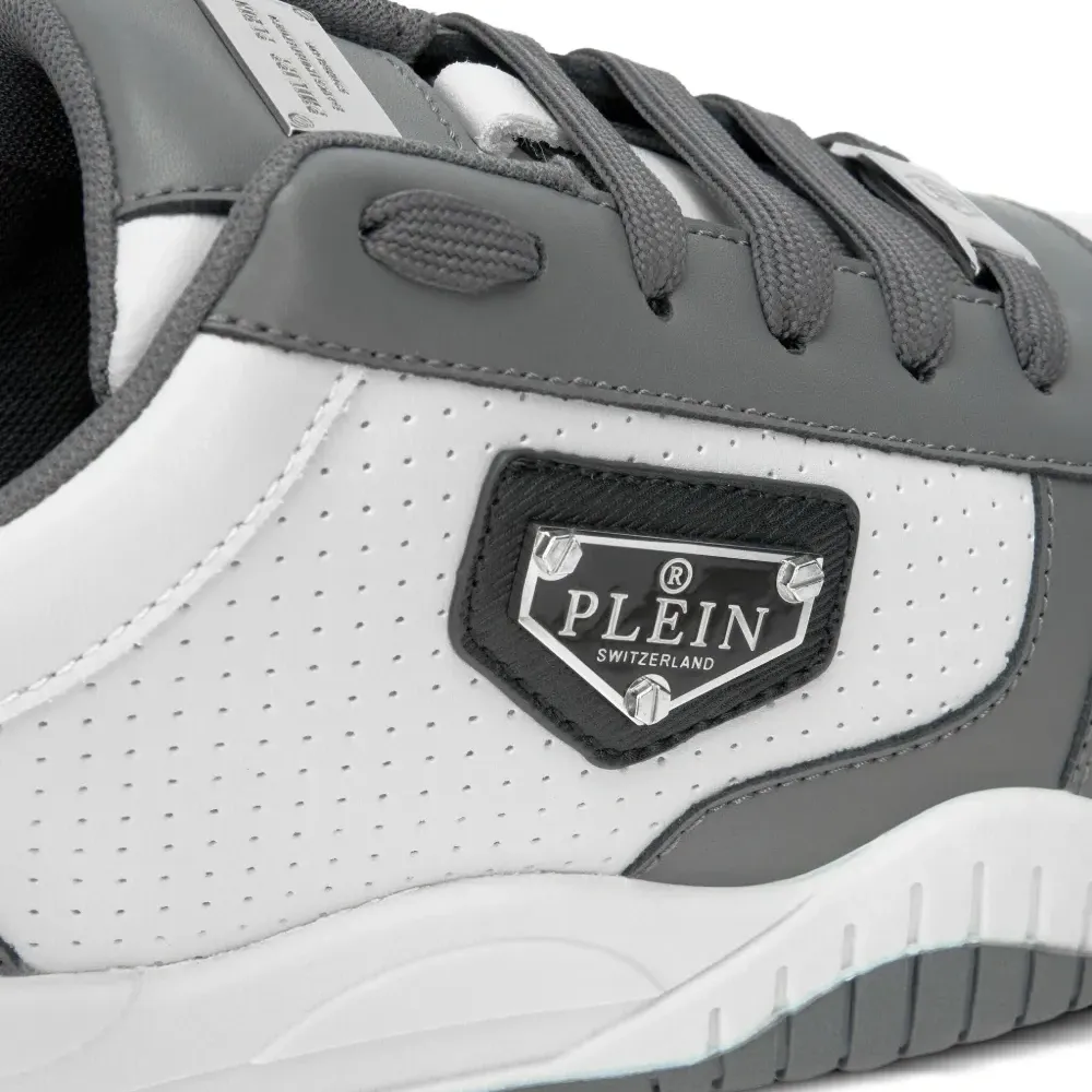 Кроссовки с перфорацией