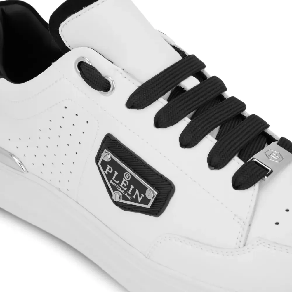 Кроссовки с логотипом