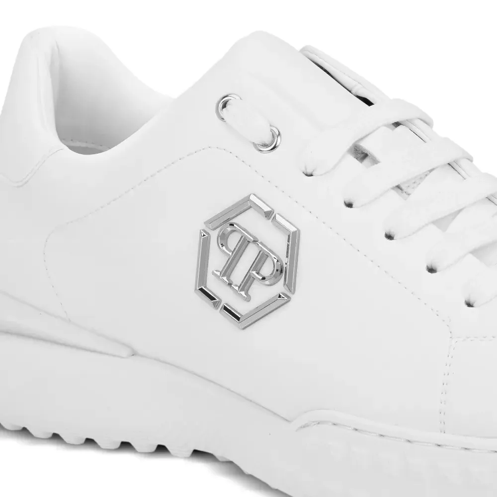 Кроссовки с логотипом