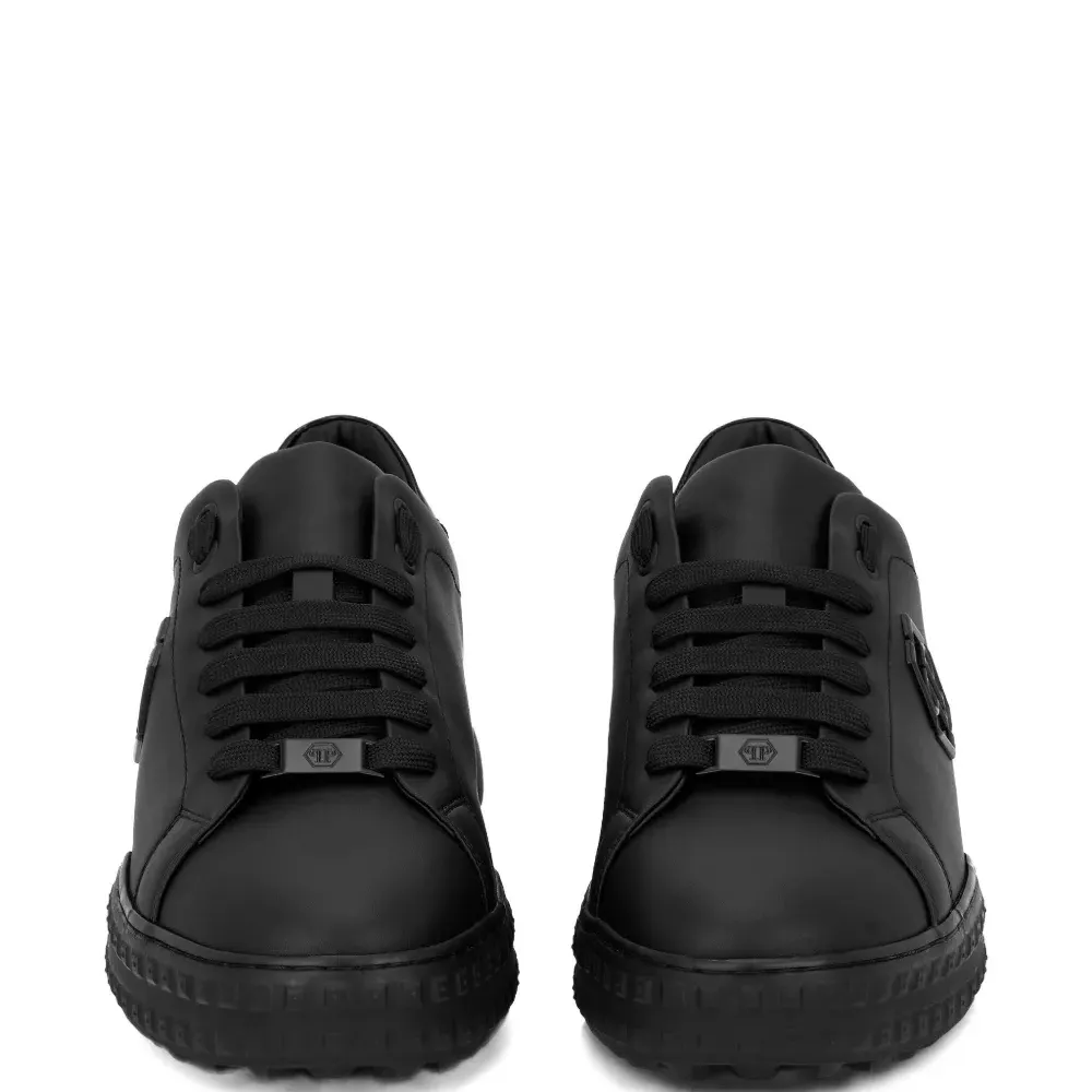 Кроссовки с логотипом