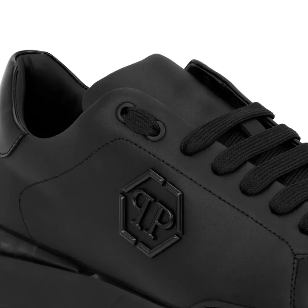 Кроссовки с логотипом