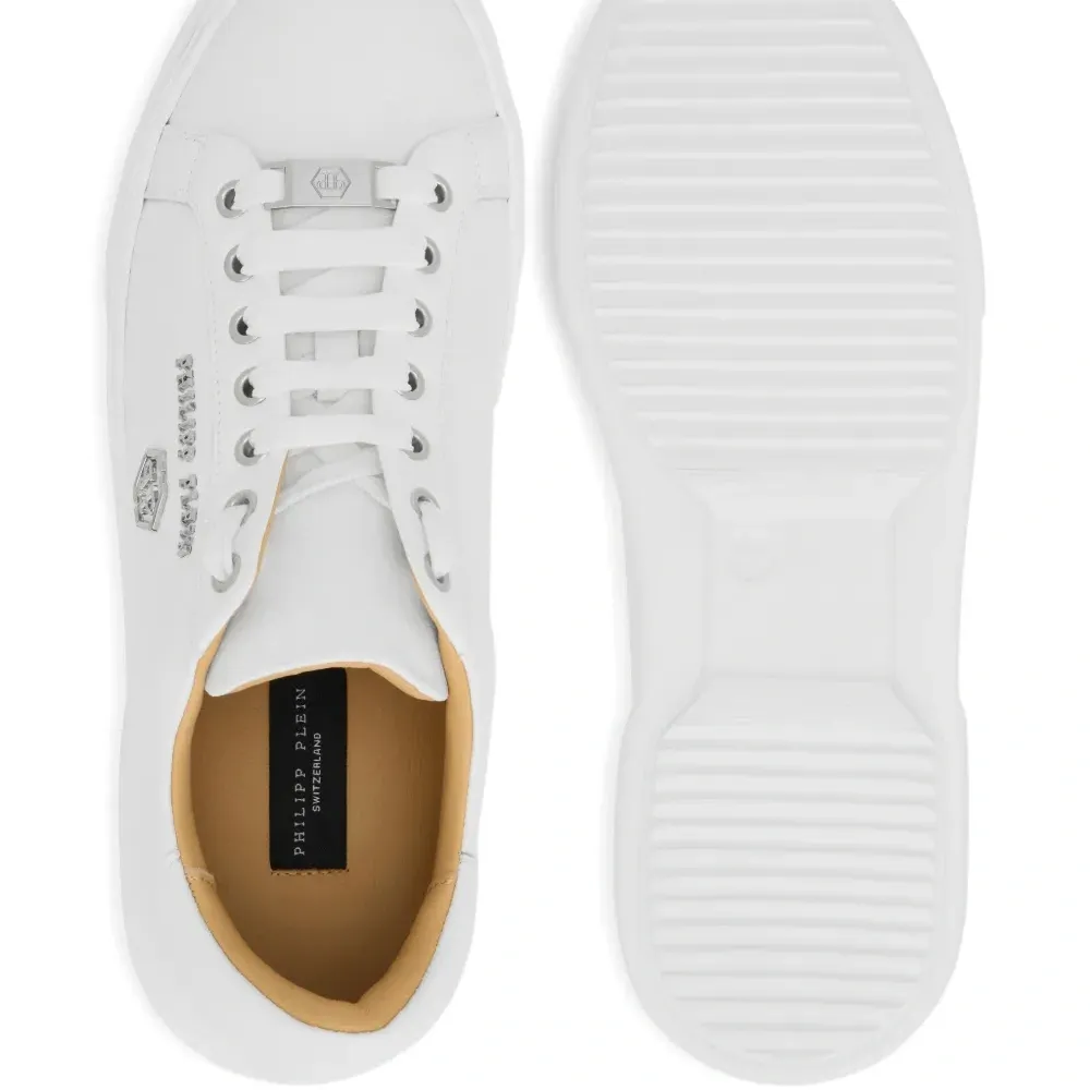 Кроссовки с логотипом